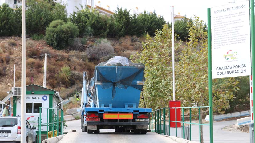 Camión descargando residuos en la planta de gestión de Reciclados Mijas