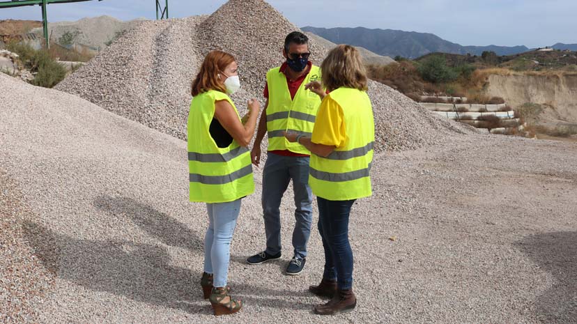 El equipo de Reciclados Mijas trabajando en la planta de reciclaje